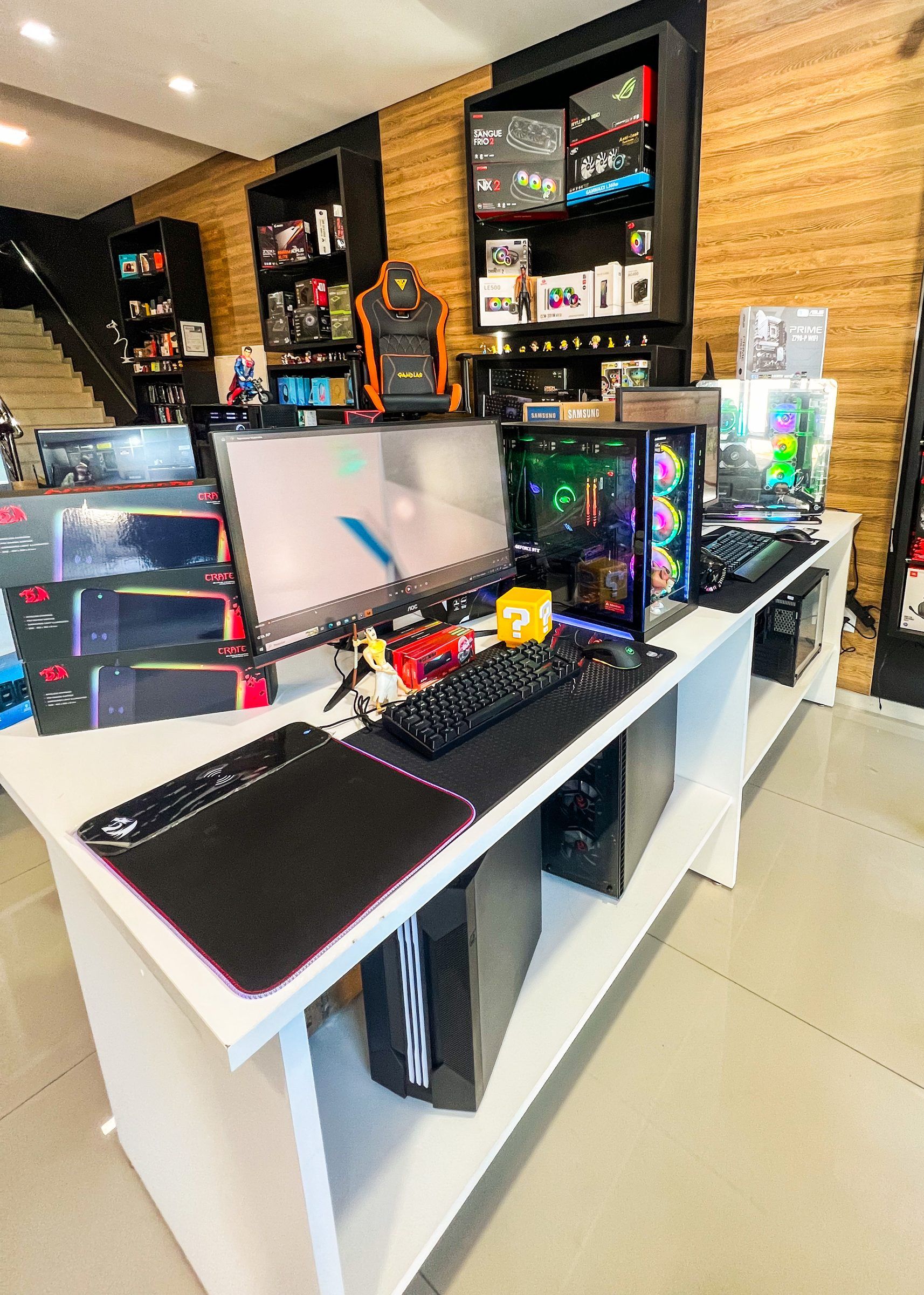 Balcão com monitor, PC gamer com ventoinhas RGB e periféricos