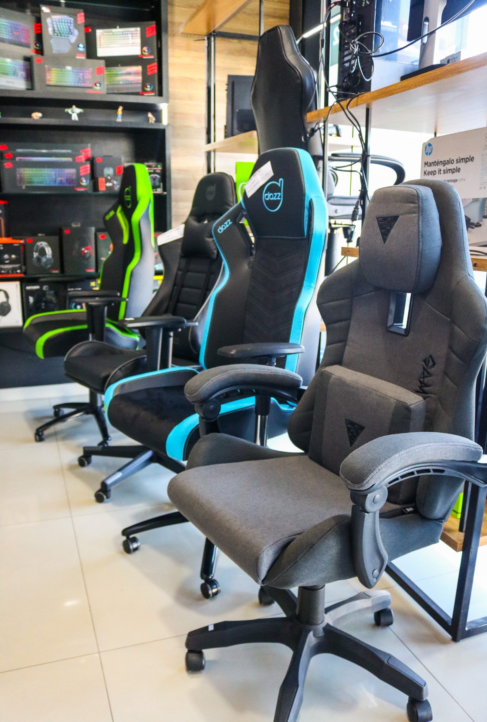 Fileira de cadeiras gamer em exposição perto das prateleiras