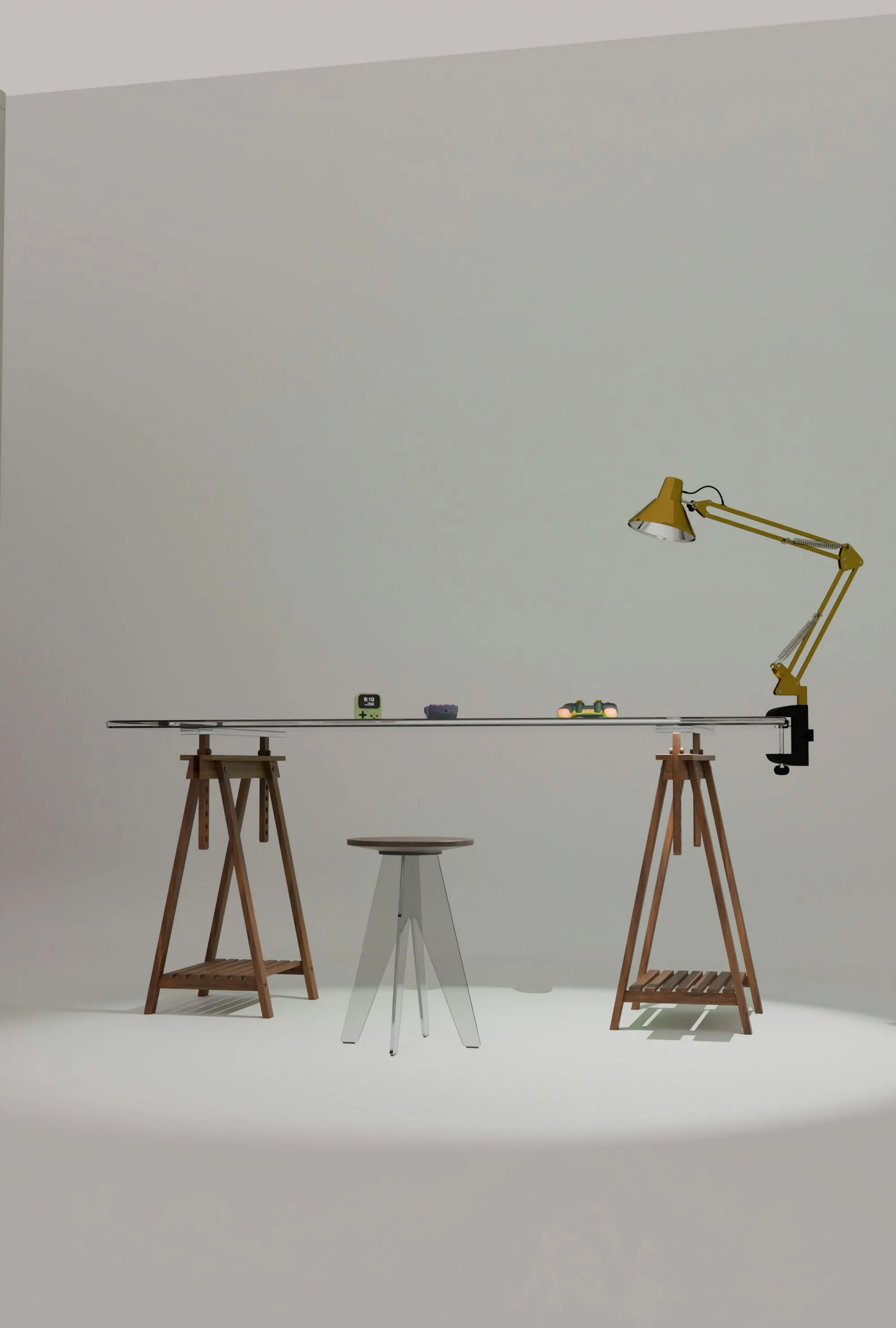 Mesa de vidro sobre cavaletes de madeira com luminária articulada num estúdio claro