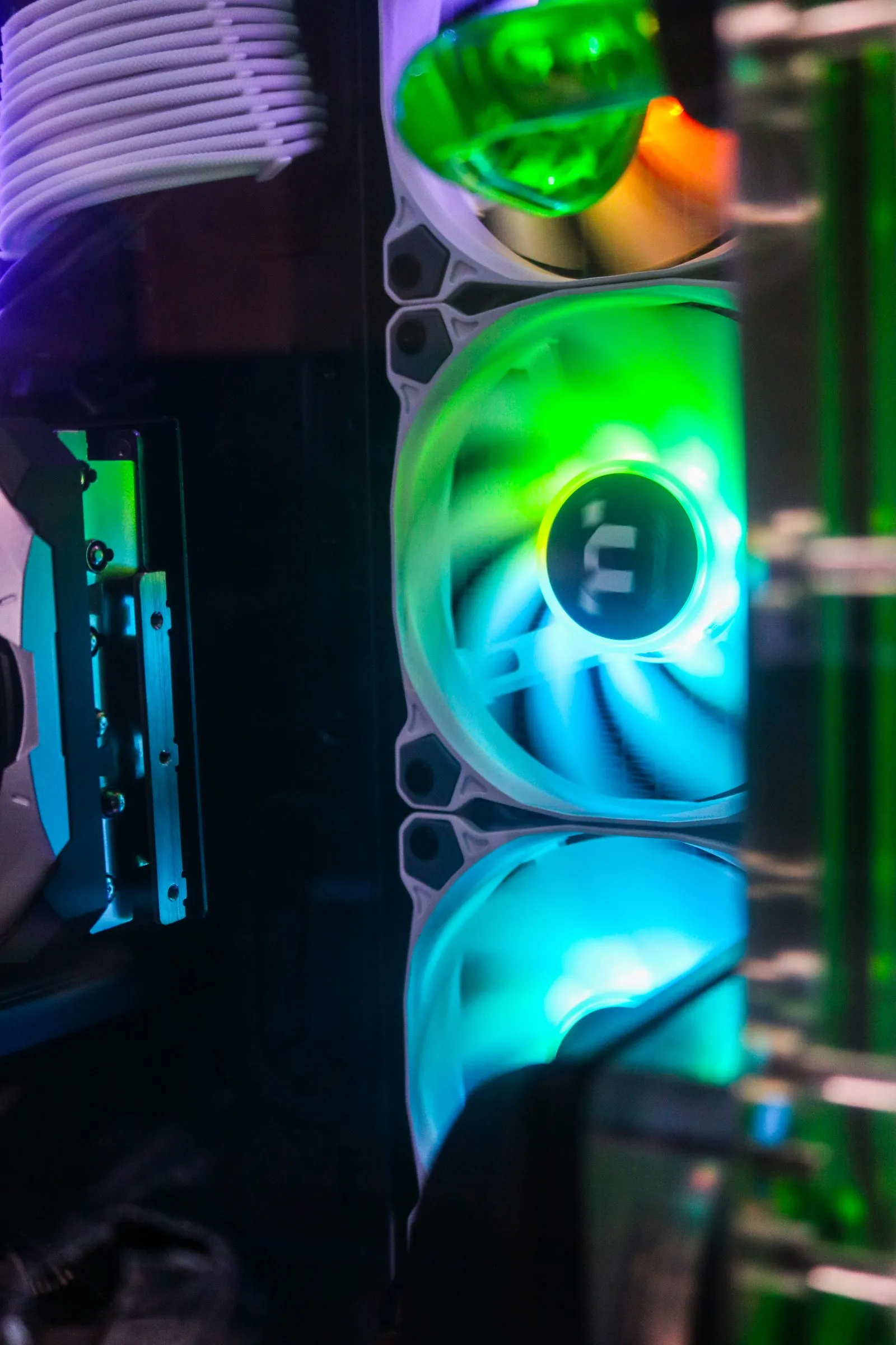 Ventoinhas com luz RGB verde e azul dentro de um gabinete montado