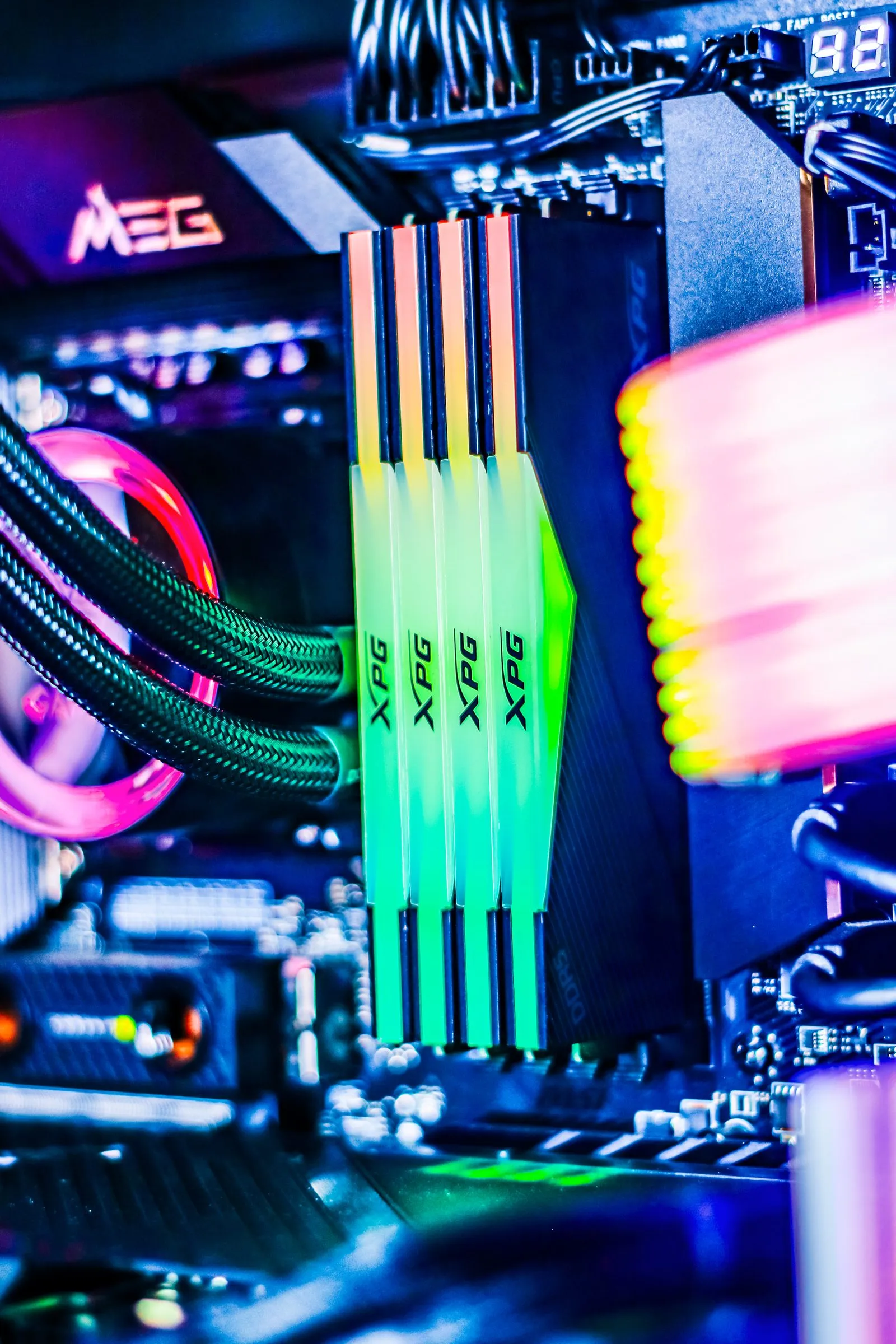 Memórias RAM com iluminação RGB instaladas numa placa-mãe