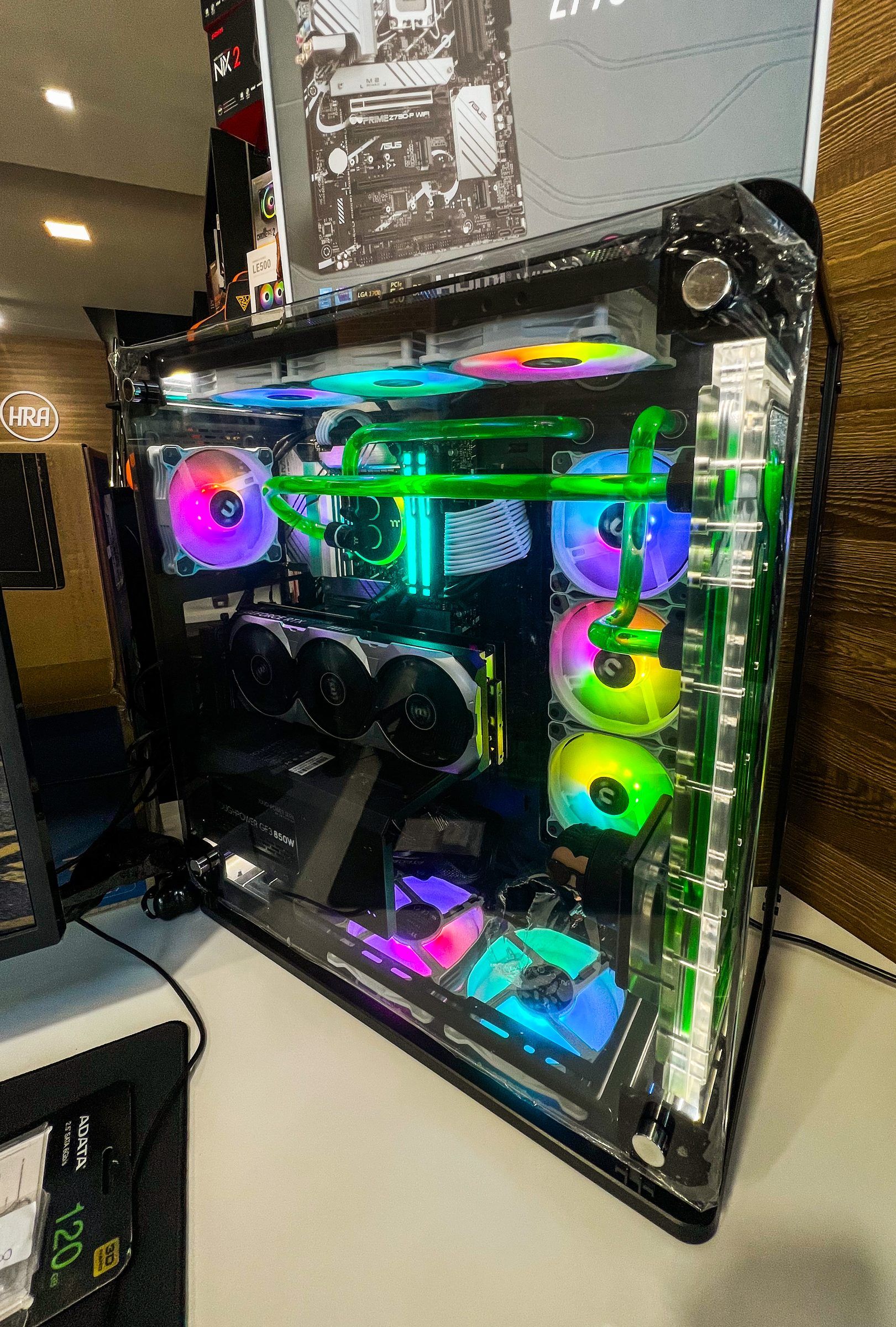 PC montado com gabinete de vidro, water cooler e ventoinhas coloridas