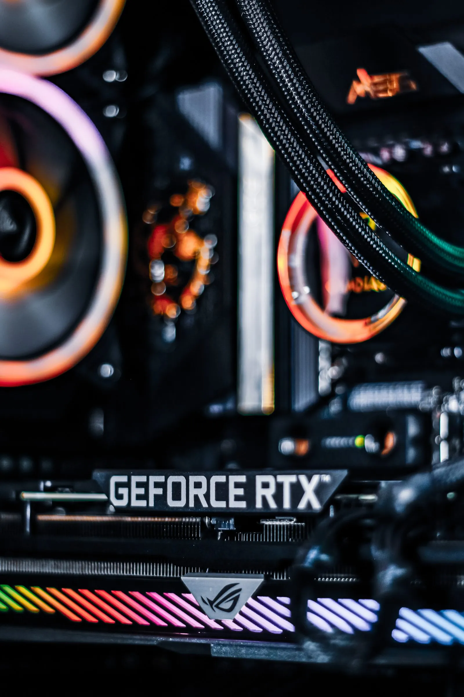 Placa de vídeo GeForce RTX iluminada dentro de um PC montado pela HRA