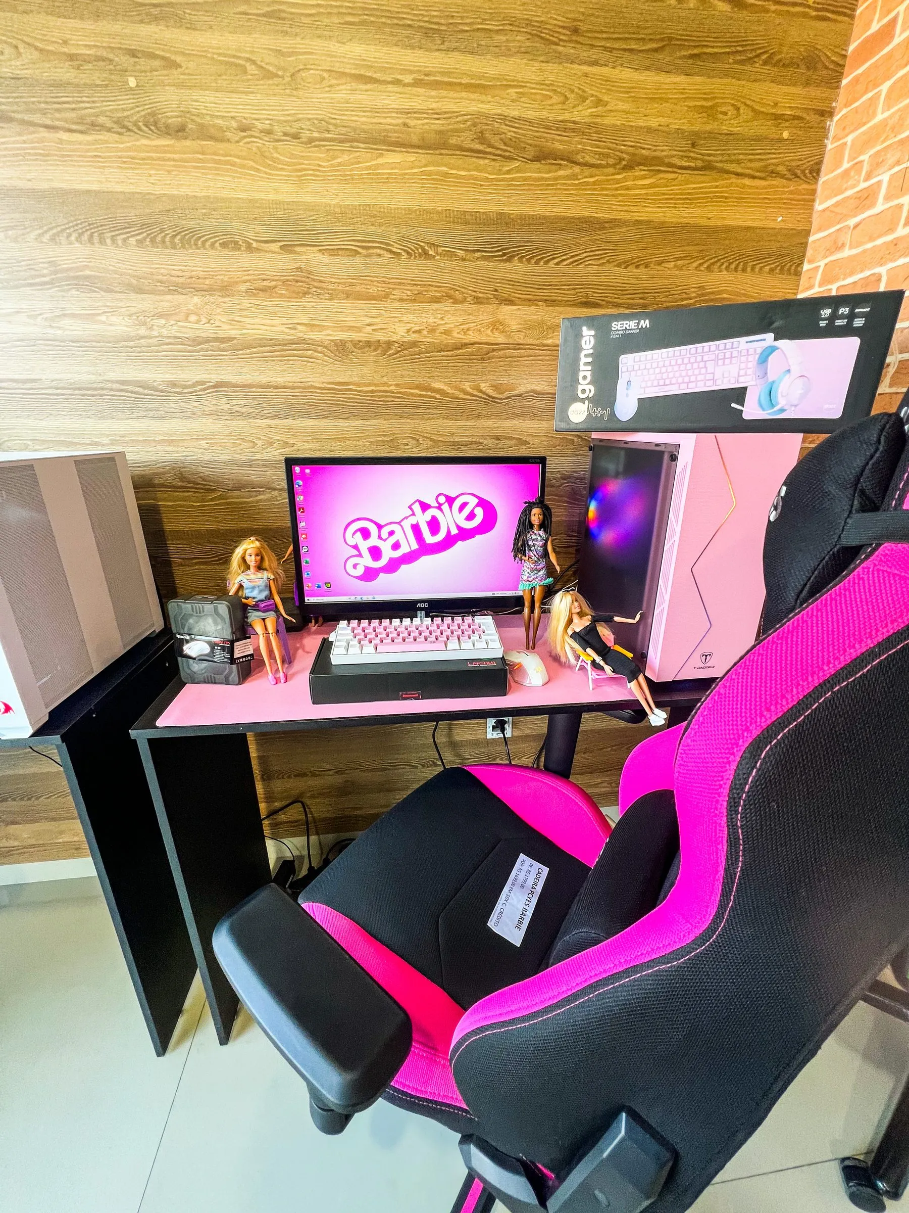 Setup gamer rosa da vitrine da loja, com cadeira, teclado branco e monitor