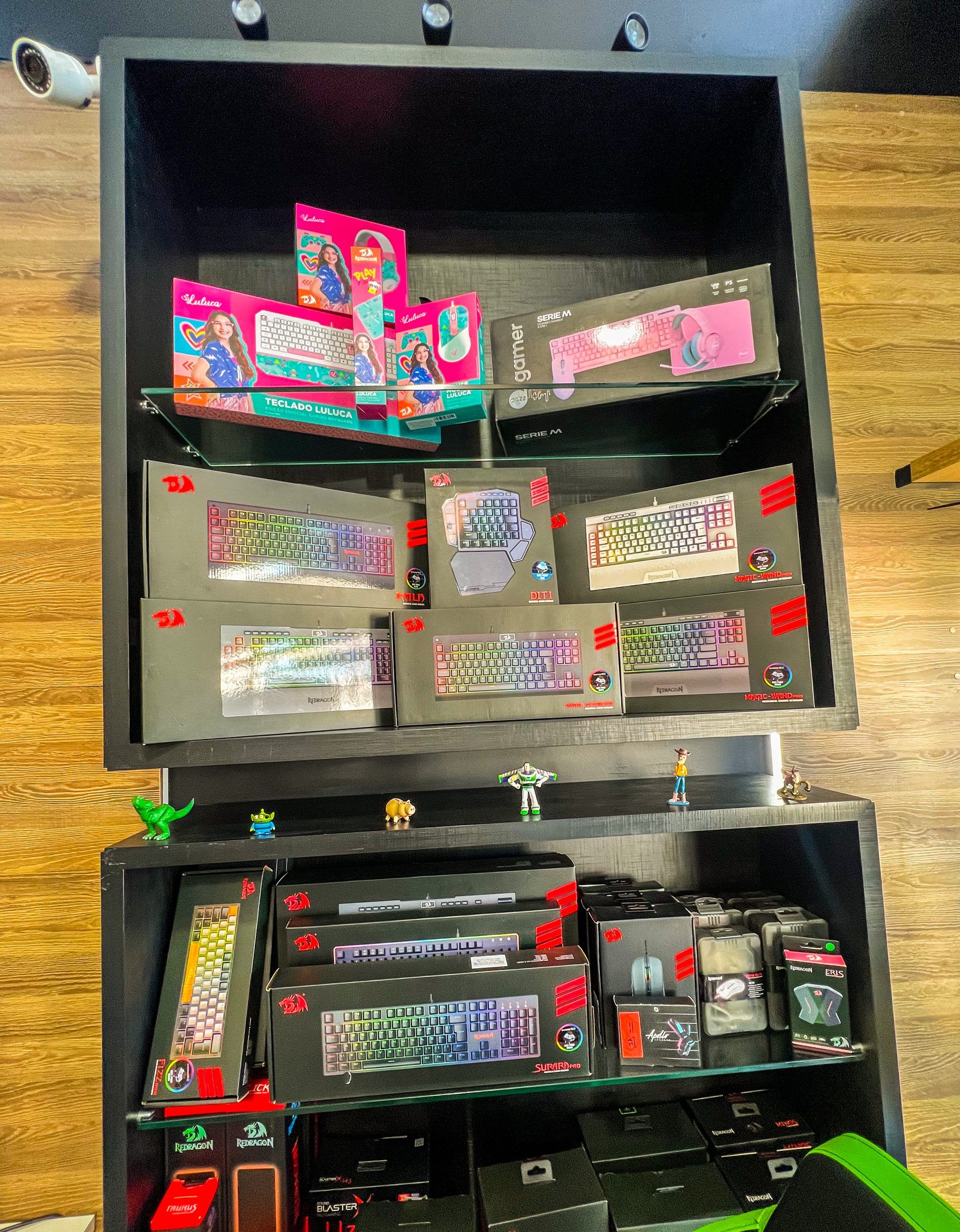 Vitrine com teclados e kits de mouse e teclado coloridos